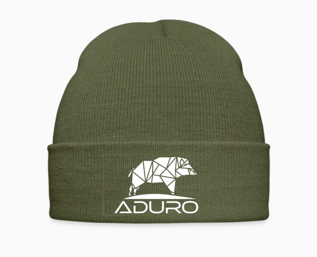 ADURO Beanie Oliv – Seitenansicht mit Stickerei