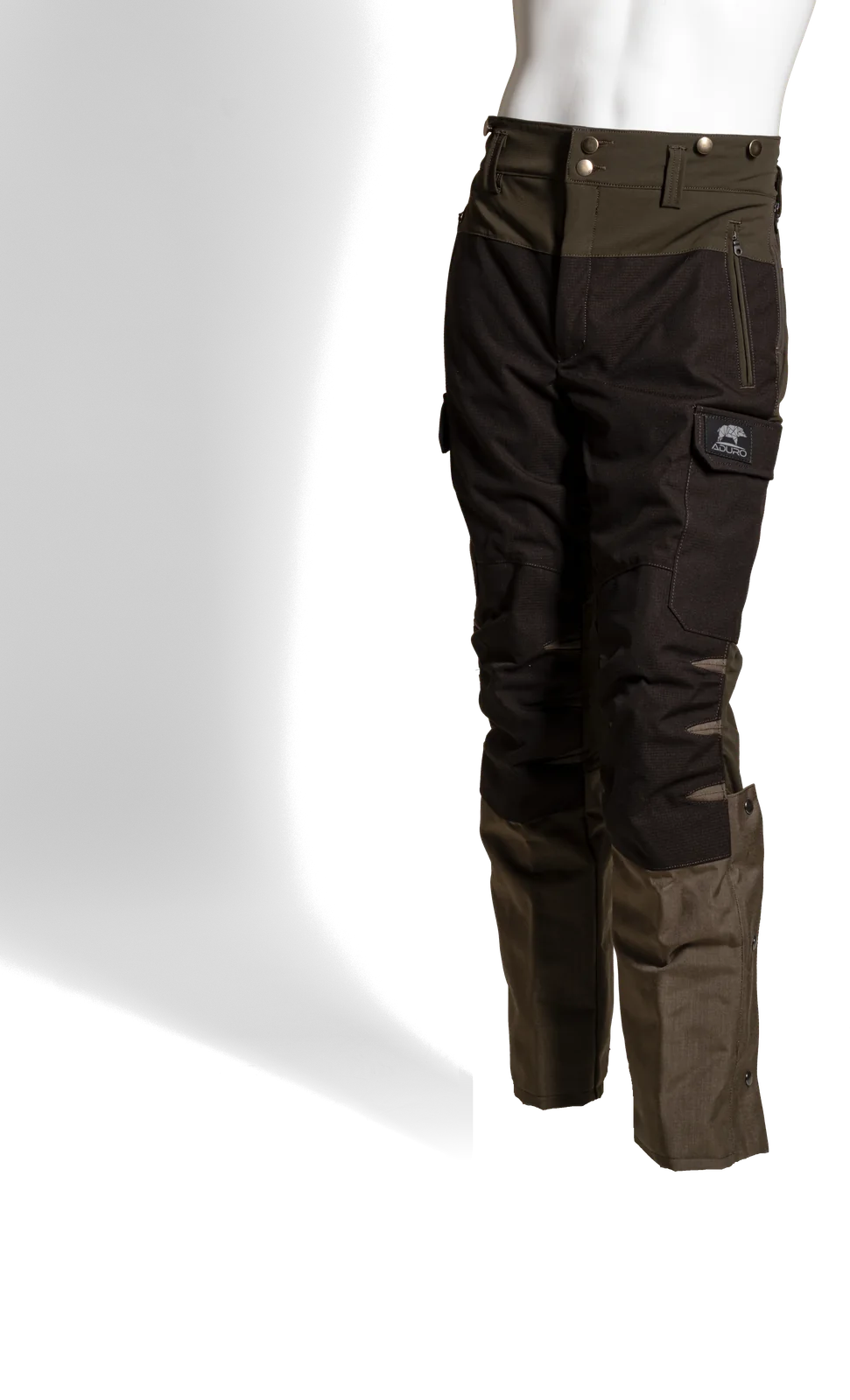 Sauenschutzhose Sau Protect Profi in Grün: olivgrüner Bund und Oberteil, schwarzer Cordura-Besatz an Oberschenkeln und Knien, olivgrüne Gamaschen, Studiofoto auf der Puppe, freigestellt