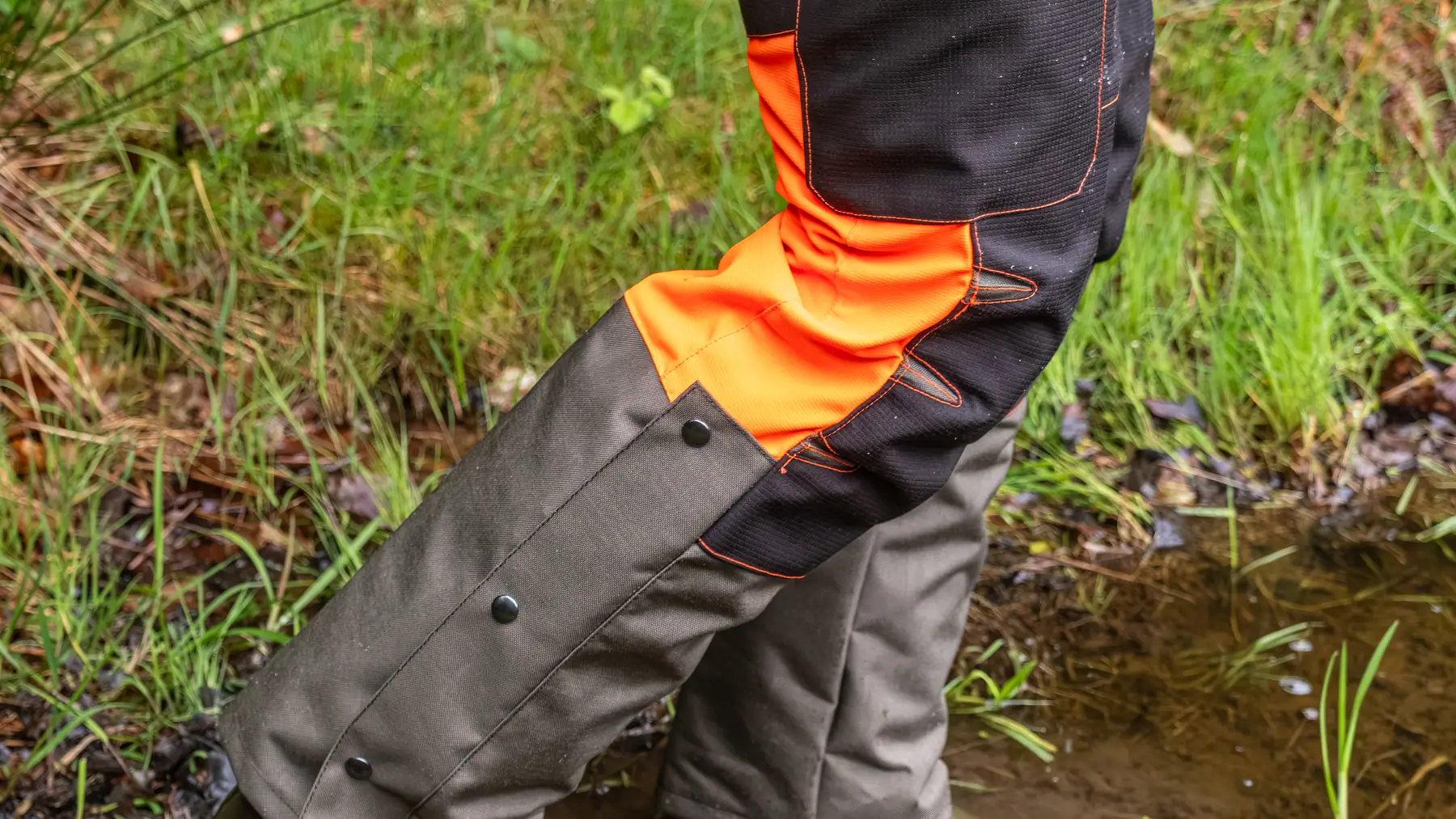 Gummistiefel mit den Gamaschen der Sau Protect Profi im Wasser eines Bachs
