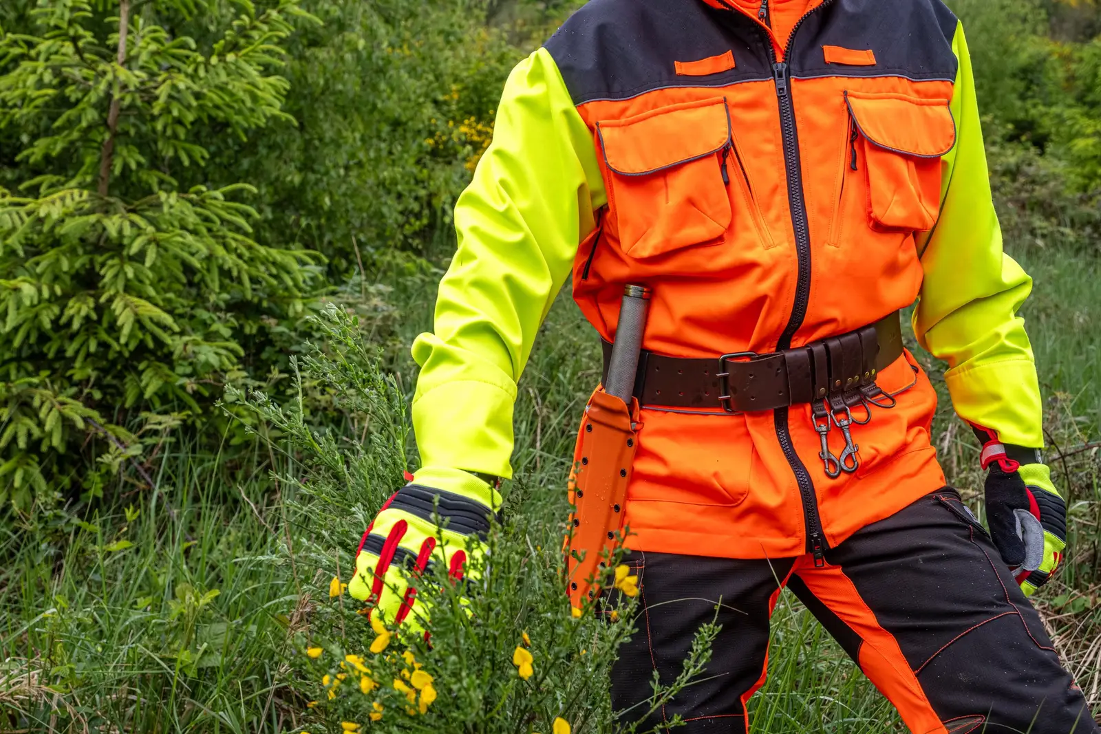 Hundeführer in Sau Protect Profi und Signaljacke mit Abfangmesser am Gürtel, von vorn