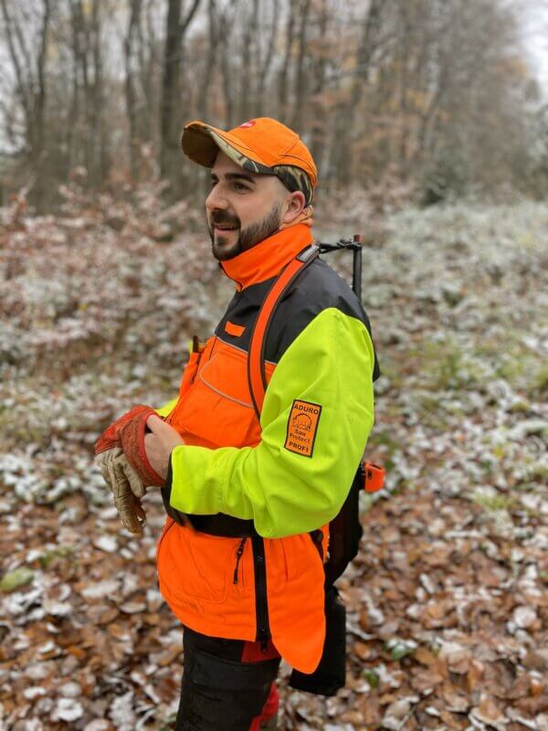 Die Jacke für die Drückjagd und Nachsuche wenn es um die Sichtbarkeit und Signalwirkung im Wald und Feld ankommt.